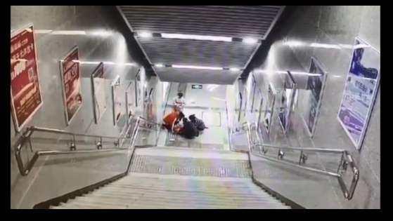 女子地铁玩手机踩空摔下楼梯，监控还原了哪些惊现瞬间？