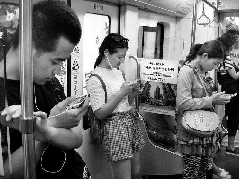 女子地铁玩手机踩空摔下楼梯,监控还原了哪些惊现瞬间?